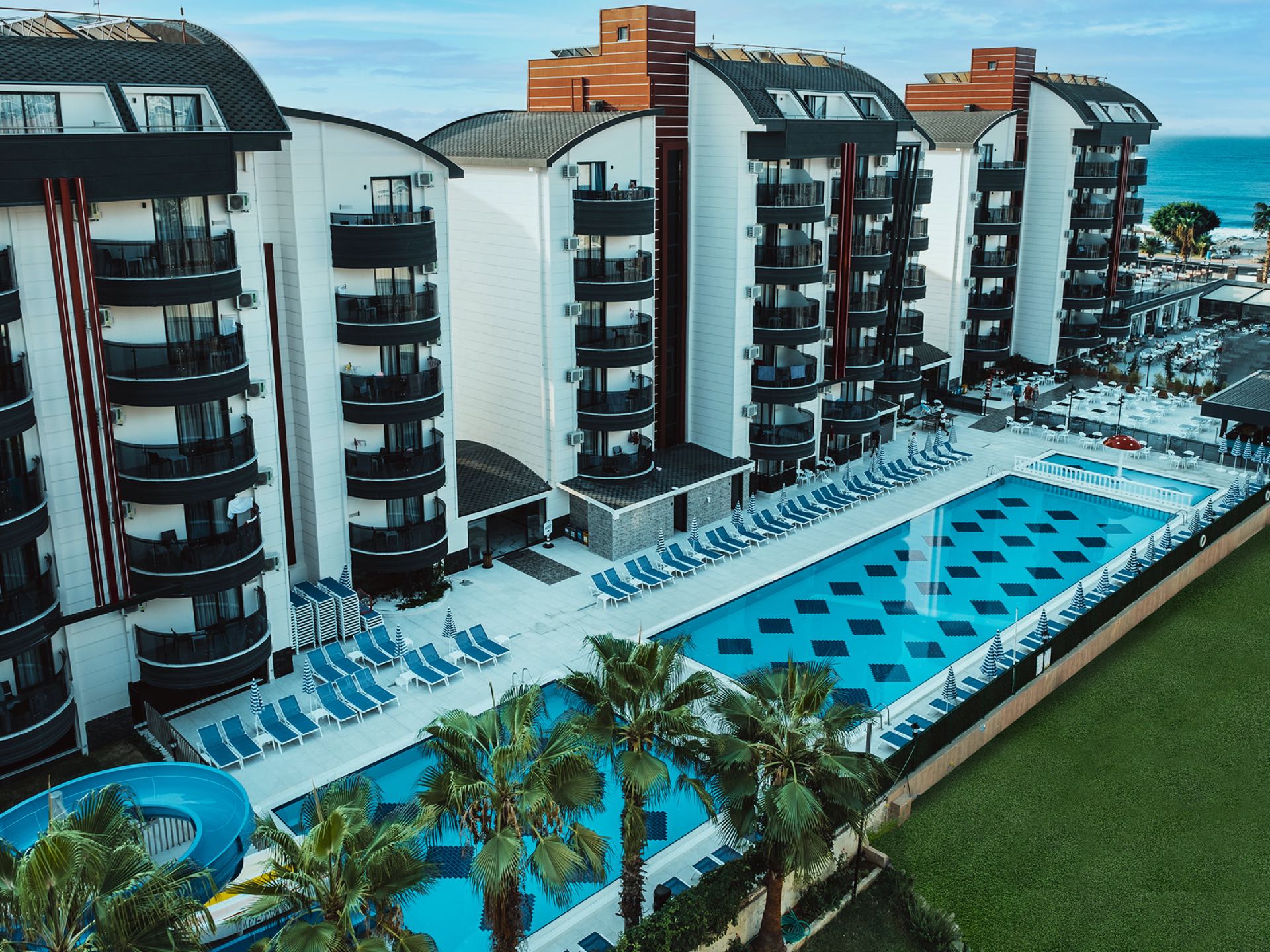 Luxe appartementen naast zwembaden